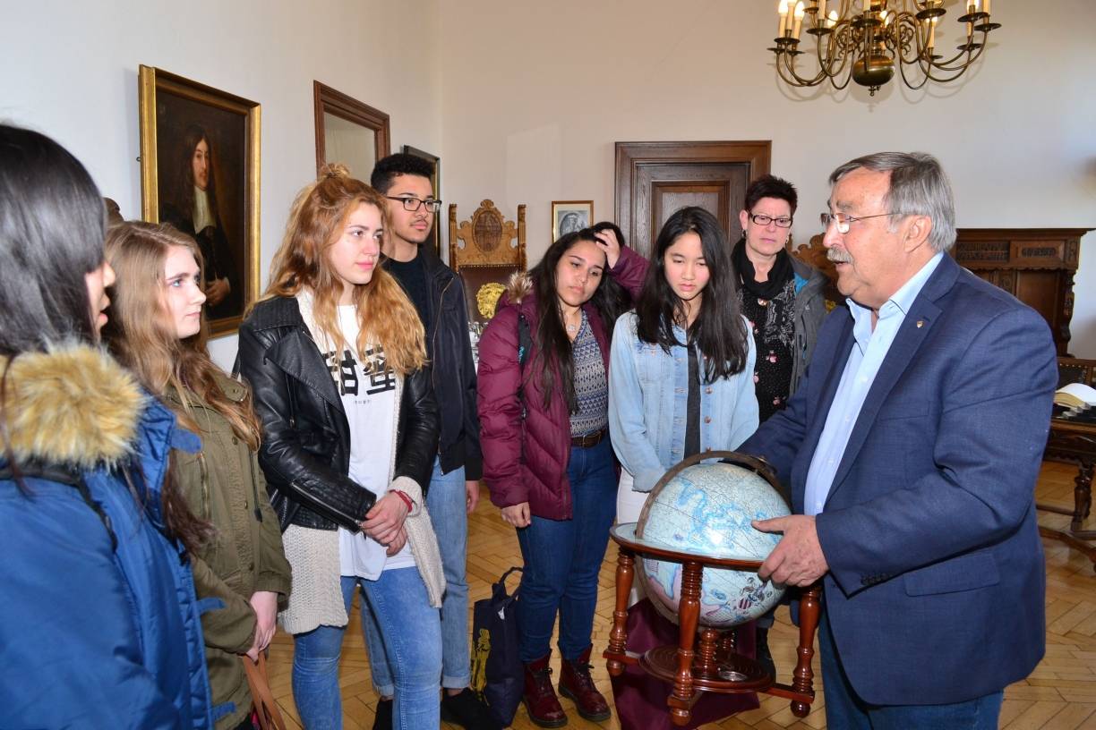 Bürgermeister Manfred Osenger hatte gleich einen alten Globus zur Hand, um den Schülern die Mercatorprojektion am praktischen Beispiel nahe zu bringen.