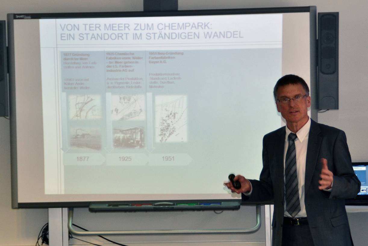 Der Chempark-Leiter Dr. Ernst Grigat zeichnet die Entwicklungsgeschichte des Chempark Uerdingen nach. Bereits im Jahre 1877 ging es los.