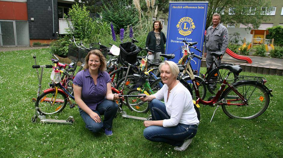 Das Foto zeigt Karin Bartl, Leiterin Frauenhaus (vl) und Barbara Ecker-Grothaus, Lions Club Hamborn (vr).