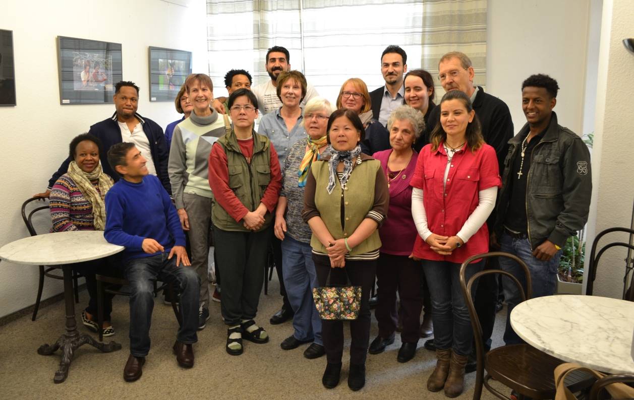 Die Gruppe am Mittwochnachmittag: Zwischen den Teilnehmern sind die Initiatoren Edith Mendel, Julia Sielaff und Burhan Cetinkaya und die ehrenamtlichen Moderatoren. 