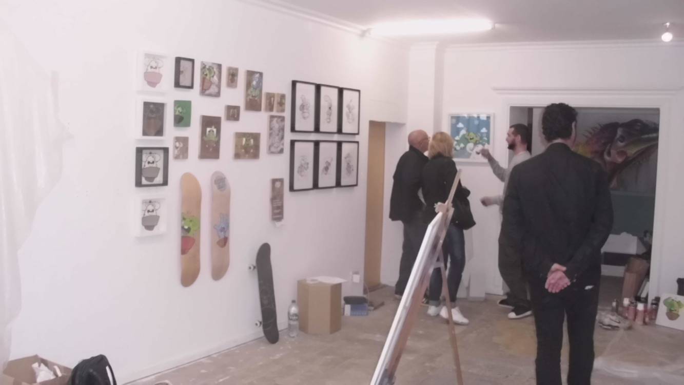 Schon während des Einzugs der Aussteller und Künstler kamen die Besucher mit ihnen ins Gespräch. Hier im Leerstand von Nick Knite, Marten Dalimot und Max Zorn.