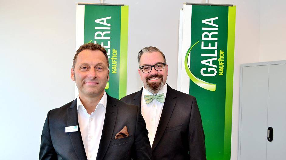  Frank Tüting (vorne) löst Michael Stauber als Geschäftsführer bei der Galeria Kaufhof in Duisburg ab. 