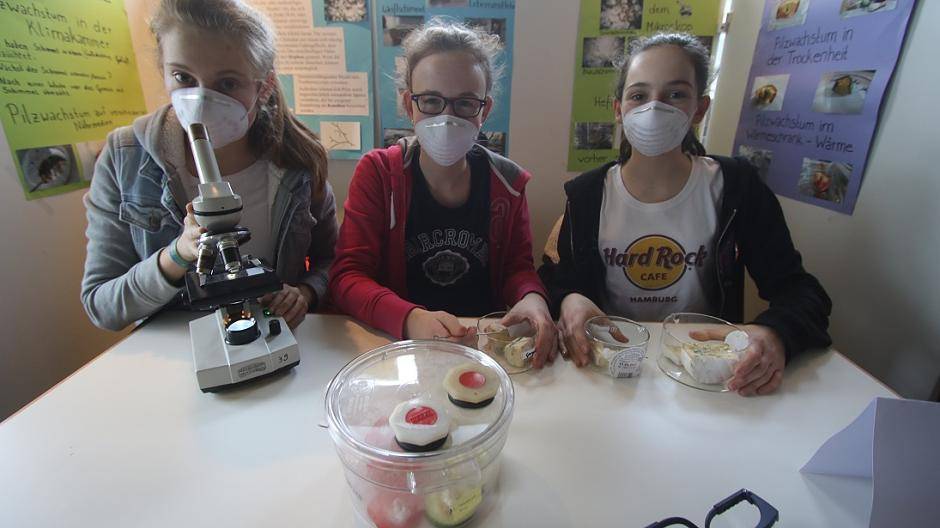 Sina Müller, Marie Maas und Clara Cervenka vom Luise-von-Duisberg Gymnasium Kempen ...