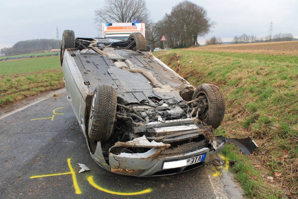 Auto landet auf dem Dach - zwei Männer verletzt