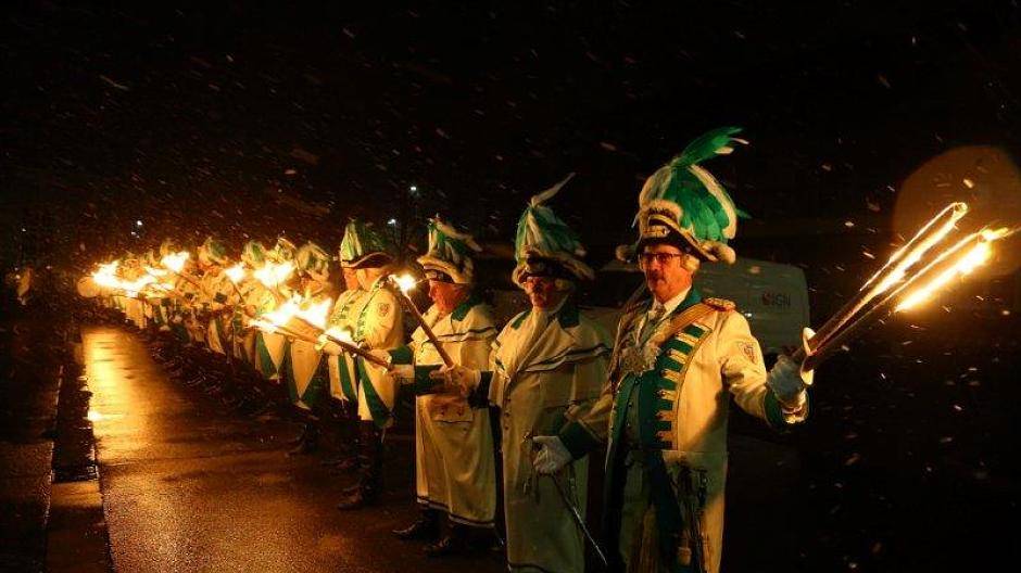 Fackelzug bei Schneetreiben