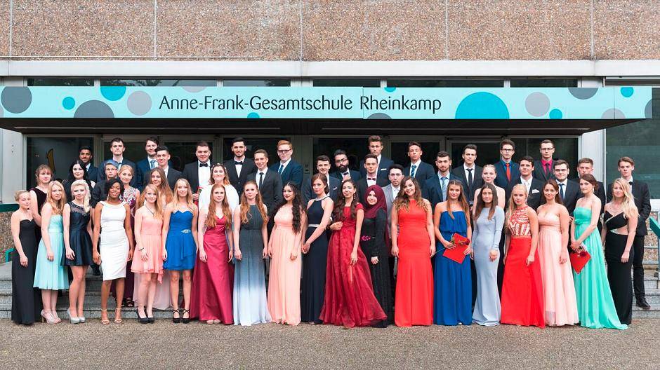 Abiturienten der Anne-Frank-Gesamtschule Rheinkamp 2016:Burak Aksap, Ann-Kathrin Anton,...