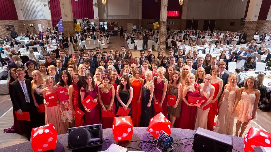 80 Schülerinnen und Schüler haben am Grafschafter Gymnasium das Abitur bestanden:Seher...