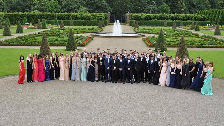 90 Abiturientinnen und Abiturienten haben in diesem Jahr die Abiturprüfungen am...