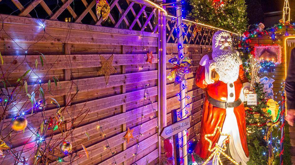 Der Nikolaus bietet einen Fotopoint für die...