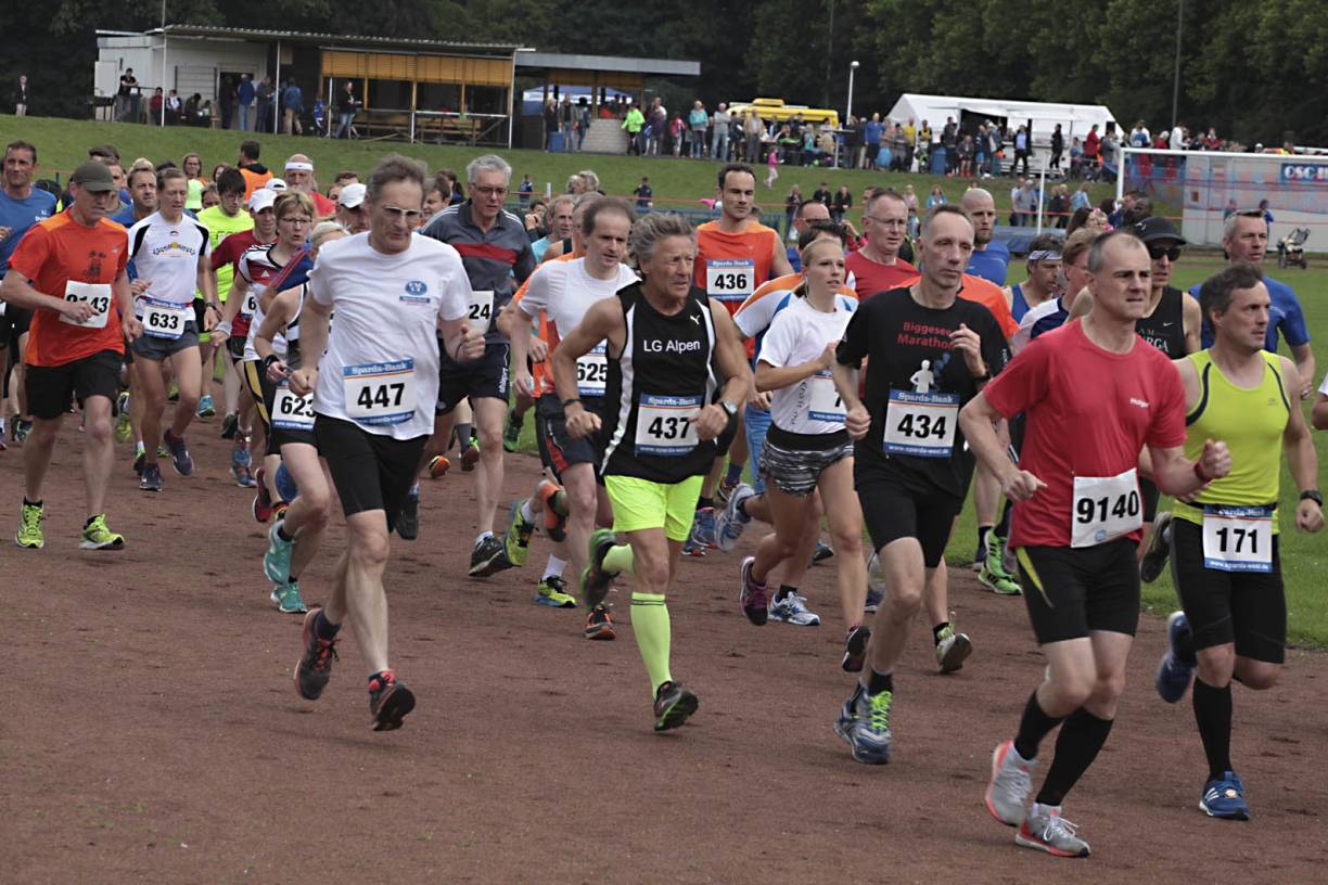 Start und Ziel des Volkslaufes war wie immer das Volksparkstadion des OSC Rheinhausen.