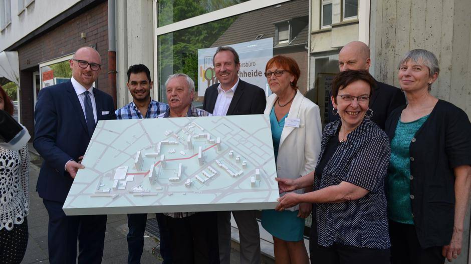 Das Hochhausquartier in Hochheide soll umgestaltet werden und damit positive Impulse für die Zukunft des Bezirkes entstehen. Bei der Eröffnung des Quartiersbüros dabei: Oberbürgermeister Sören Link, Stadtplanungsstudent Arcan Al-Bakr, Bezirksbürgermeister Hans-Joachim Paschmann, Stadtentwicklungsdezernent Carsten Tum, die drei betreuenden Damen des Büros Birgit Breustedt, Brigitte Karhoff und Rosemarie Ring, sowie verdeckt im Hintergrund Ludger Kloidt, Geschäftsführer von NRW.Urban.