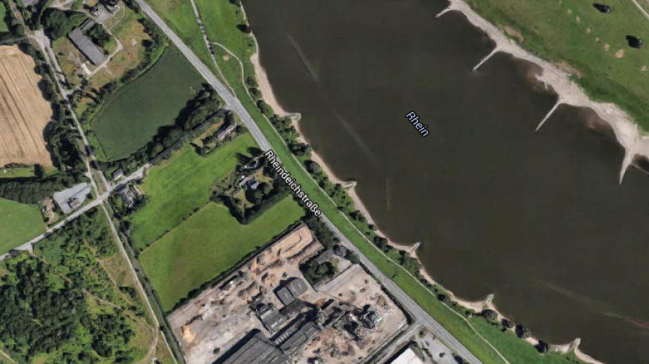 Das ehemalige Sägewerksgelände an der Rheindeichstraße, zwischen Uettelsheimersee und Rhein.