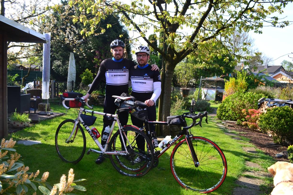  Sascha Vergin und Richard French kurz vor dem Start am Montagmorgen. Wo ist das Reisegepäck? 