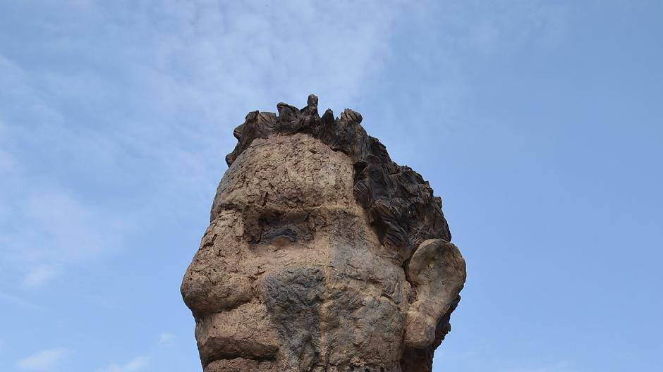 Markus Lüpertz' Entwurf wurde in 75 Einzelstücke unterteilt, die dann einzeln in...