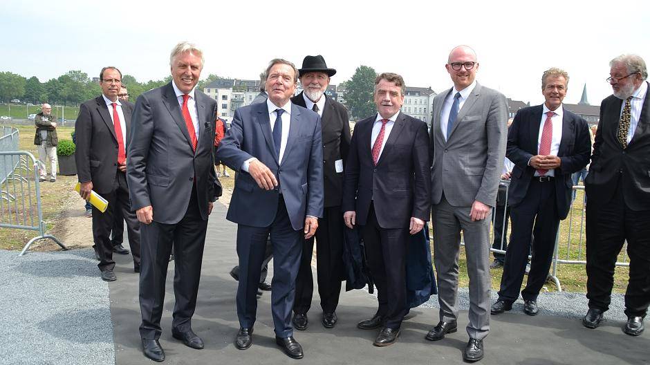 "Nimm ein Archivbild, darauf sehen wir jünger aus!" Altbundeskanzler Gerhard Schröder...