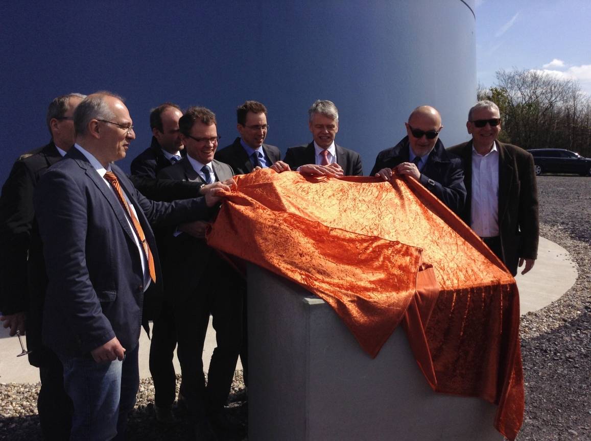  Auf der Halde vor der Windkraftanlage: Arno Gedigk, BM Dr. Michael Heidinger und Dr. Thomas Götz lüften gemeinsam die Tafel mit den technischen Daten. 
