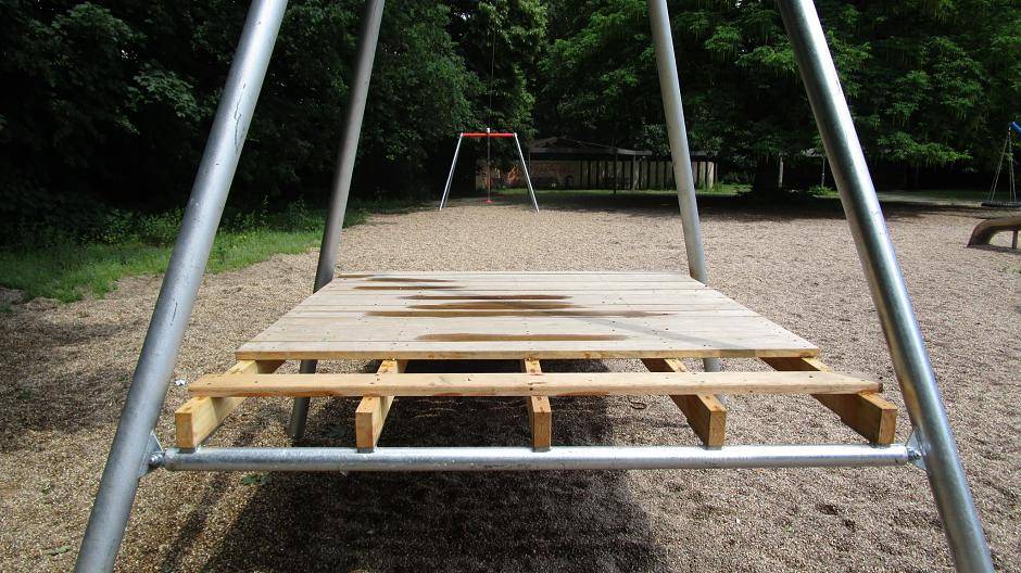  Das beschädigte Podest der neuen Seilbahn. 