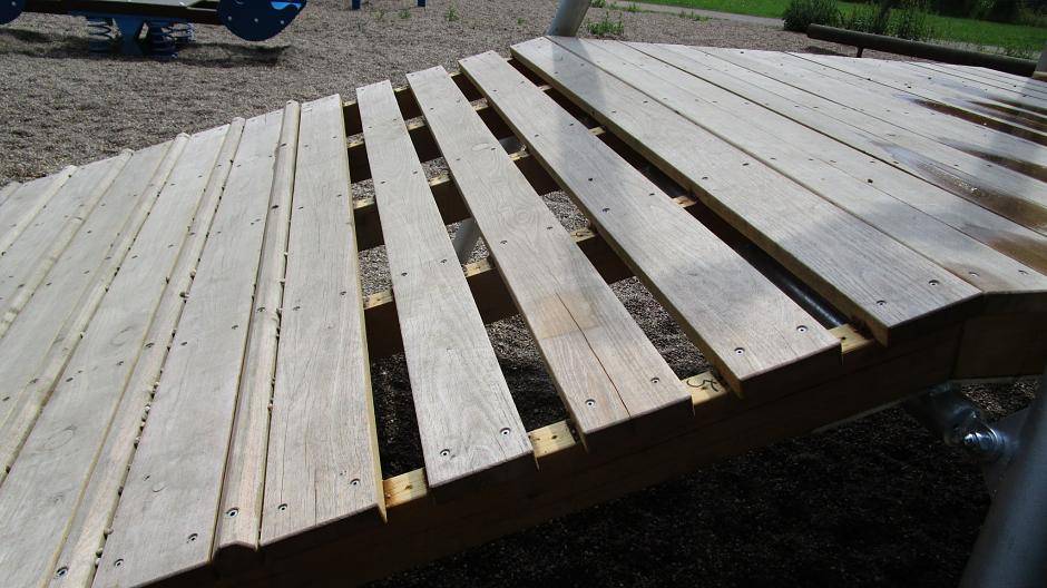 Auch einige Querrippen, die für Trittsicherheit sorgen, wurden herausgerissen.