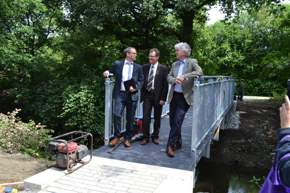 Loberger Entwässerungsgraben: Eine Brücke die verbindet