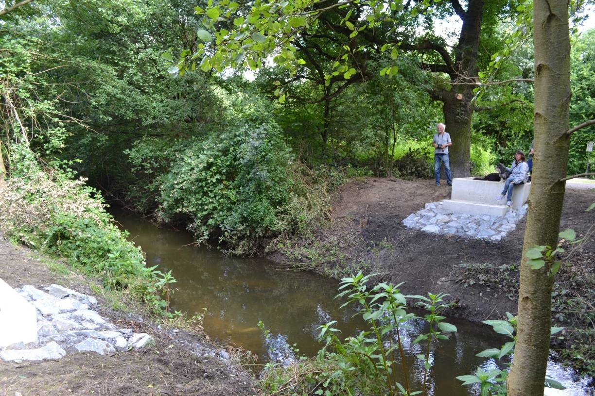  Gleich kommt die Brücke. Einige Spaziergänger, Anwohner und Radfahrer wollten bei der Erstüberquerung dabei sein. 