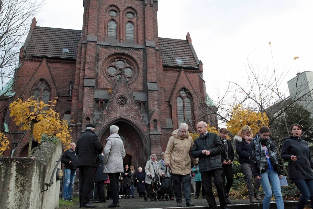 Ein letztes Mal durchschritten die Gläubigen die Pforte, der von 1893-1895 erbauten Rheinkirche.