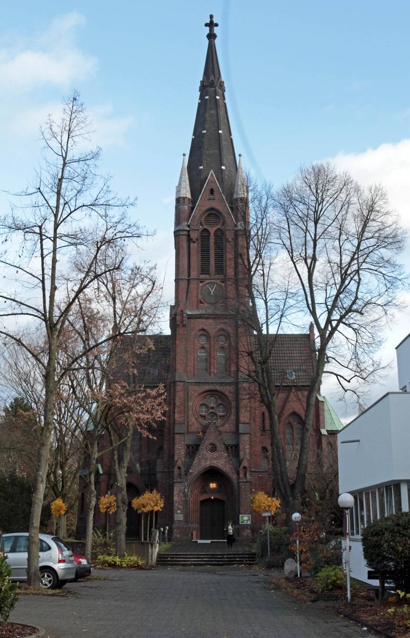 Durch Bombardierung wurde die Rheinkirche während des Zweiten Weltkrieges schwer beschädigt. Nach Sanierung wurde sie am 2. Advent 1948 zum zweiten Mal eingeweiht. Trotz einer weiteren Renovierung in den 1960er Jahren, setzten sich die Schäden an Turm und Mauerwerk fort, so dass die Rheinkirche ab 1994 nur noch zu festlichen Anlässen genutzt wurde. Am 20. November 2016 feierte die Evangelische Kirchengemeinde Homberg nun den letzten Gottesdienst.