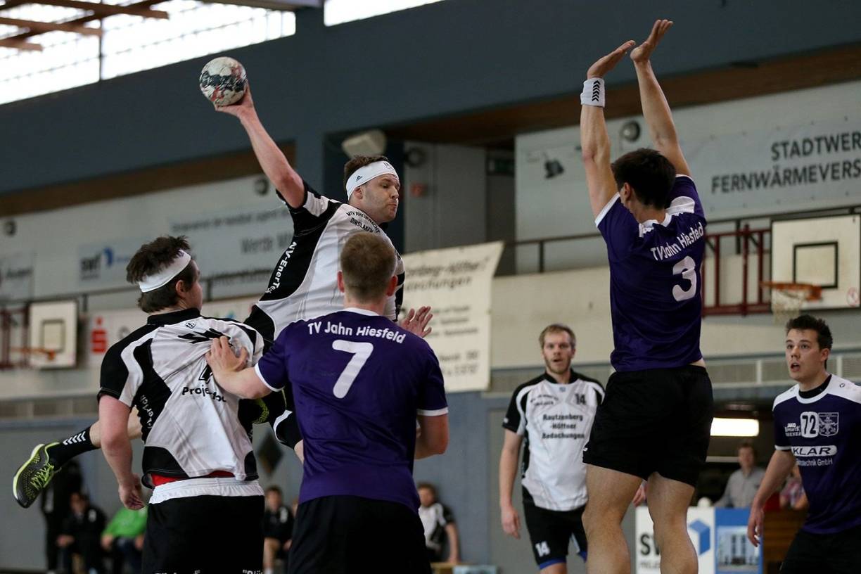  In der ersten Halbzeit bekamen Oliver Holzmann &amp; Co. den starken Philipp Tuda nie in den Griff. 