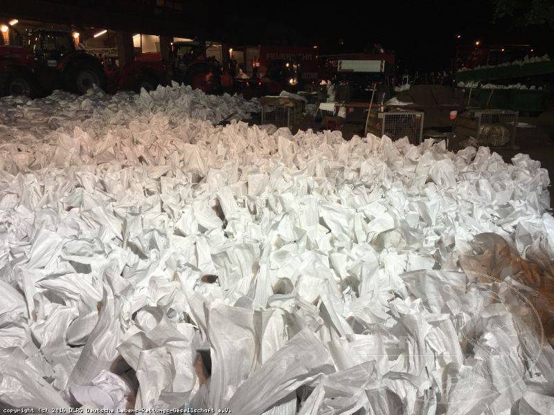 Tausend Sandsäcke haben den Deich an der Issel und das angrenzende Gewerbegebiet in Hamminkeln gesäumt.