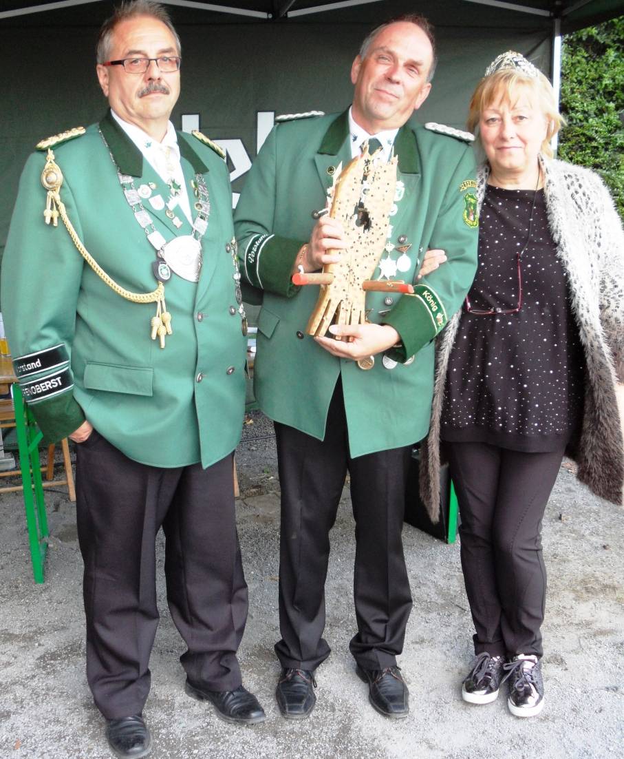  Das amtierende Hubertus-Königspaar Wilfried und Marion Mühl gehörte zu den ersten Gratulanten des neuen „Nord-Kaisers“ Günter Hamann (Bildmitte). 