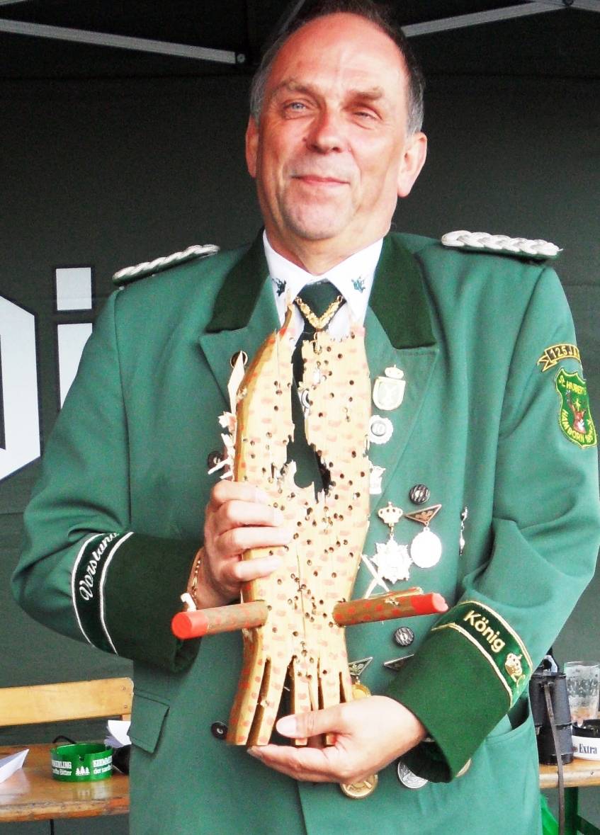 Günter Hamann präsentiert voller Stolz seine Trophäe als neuer Kaiser der Hamborner Schützenvereine.
