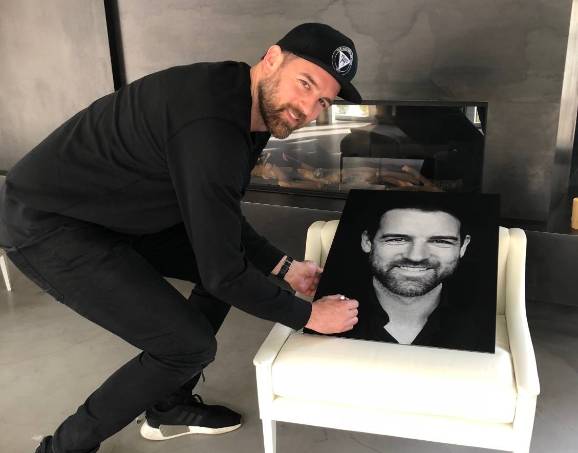  Christoph Metzelder bei der Signierung des Bildes für die Charity-Versteigerung. 