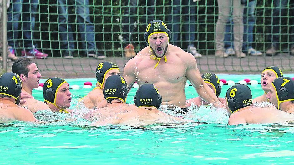 Paul Schüler, hauptberuflich Maschine, heizt seinem Team vor dem Anschwimmen ein. Das wird heute nicht anders sein.