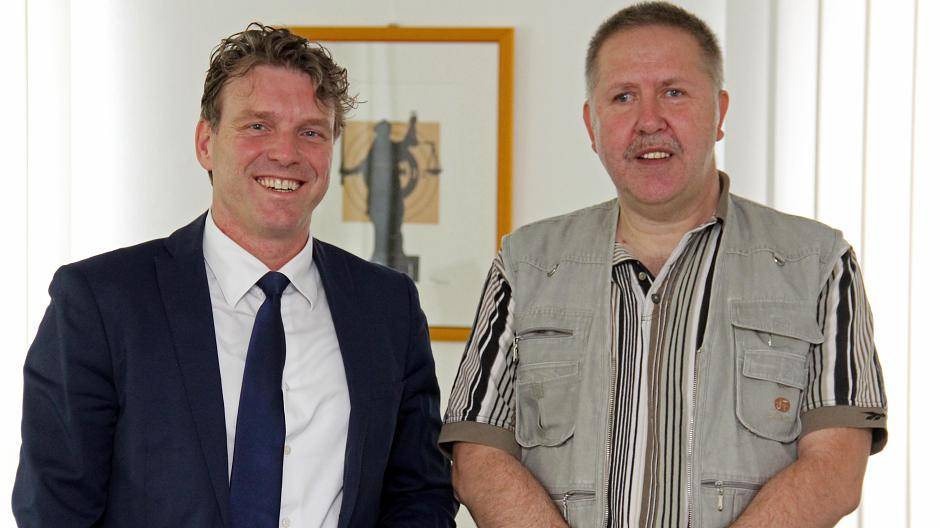 Hans-Wilhelm Heinen (r.) berichtete Bürgermeister Christoph Fleischhauer über einen nachahmenswerten Fall von Nachbarschaftshilfe.