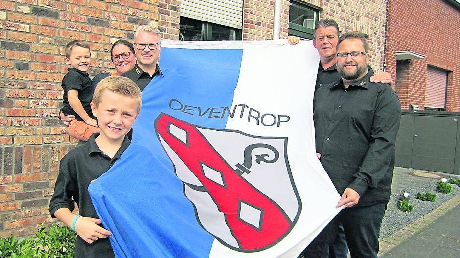  Paul Kuske (vorne), Hannes und Nicole Kuske, Peter Kuske, Peter Eisenstein und Manuel Engels mit der Fahne der Oeventroper Schützenbruderschaft (von links). 