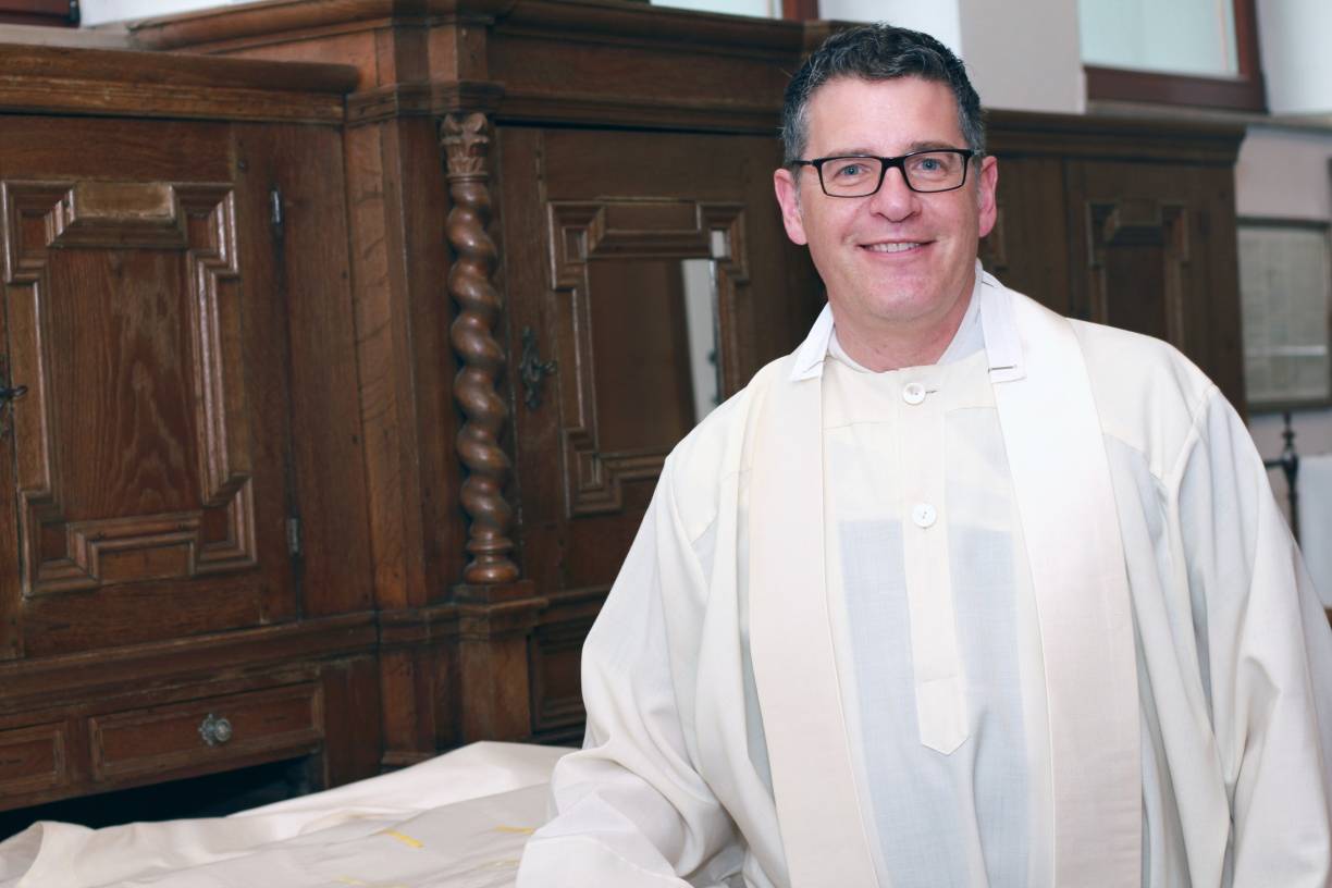 Auf ausdrücklichen Wunsch der Bistumsleitung wird Kaplan Marc Kubella eine andere Aufgabe im Bistum Aachen übernehmen. Es waren aber nicht nur die ungewöhnlichen Projekte, die die Menschen im Krefelder Süden ansprachen. In den sonntäglichen Gottesdiensten, bei Tauffeiern, Hochzeiten und selbst bei Beerdigungen schaffte Kaplan Marc Kubella durch seine den Menschen zugewandte Art - das Evangelium so auszulegen, dass es noch lange Zeit positiv nachklang.