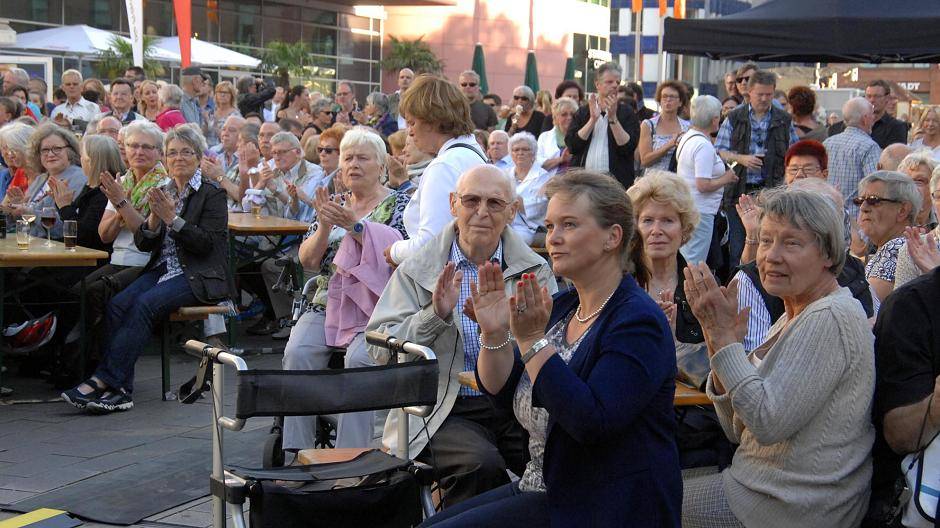 Da lässt sich keiner zweimal bitten: Bei Jazz auf’m Plazz ist besonders bei schönem Wetter immer „volles Haus“. Am morgigen Donnerstag geht es wieder los.
