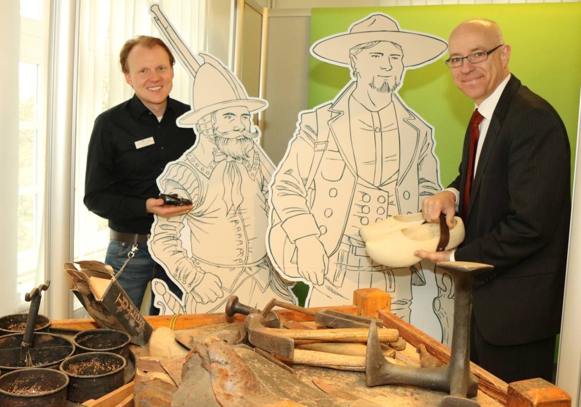 Holzklompen, Kinderschuhe, eine Schuhmacherwerkstatt, Gesellen auf der Walz und Soldaten: Kreisdirektor Ingo Schabrich (r.) und der stellvertretende Museumsleiter Kevin Gröwig zwischen Exponaten der neuen Sonderausstellung.