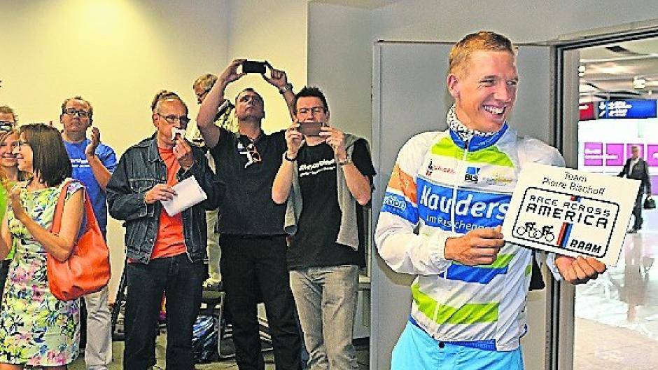  Pierre Bischoff mit Mama, Schwester und Crew beim Empfang am Montagmittag im Düsseldorfer Flughafen. 