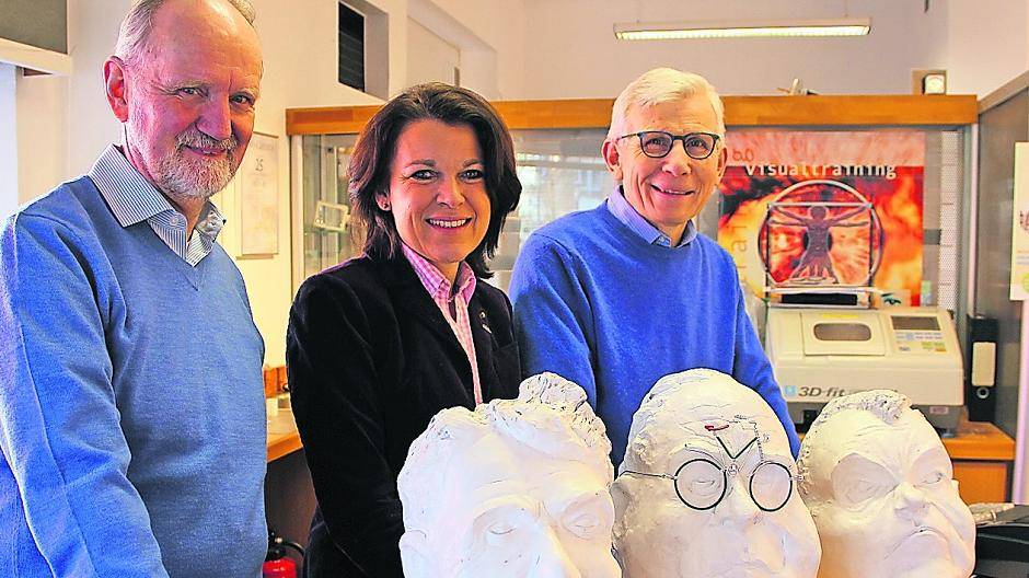 Optiker Will Bodewig (rechts) mag ausgefallene Deko im Geschäft. Mit Alexandra Schellhorn vom Stadtmarketing und Thomas Cieslik wurden die Einzelheiten besprochen.