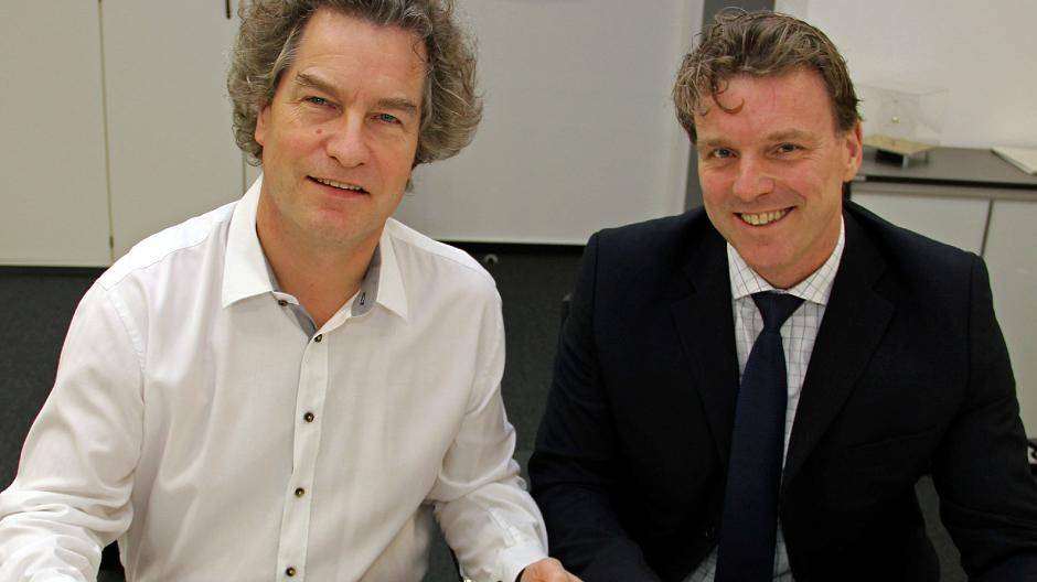  Star-Dirigent Heiko Mathias Förster (l.) hat sich im Büro von Bürgermeister Christoph Fleischhauer ins Goldene Buch der Stadt Moers eingetragen. 