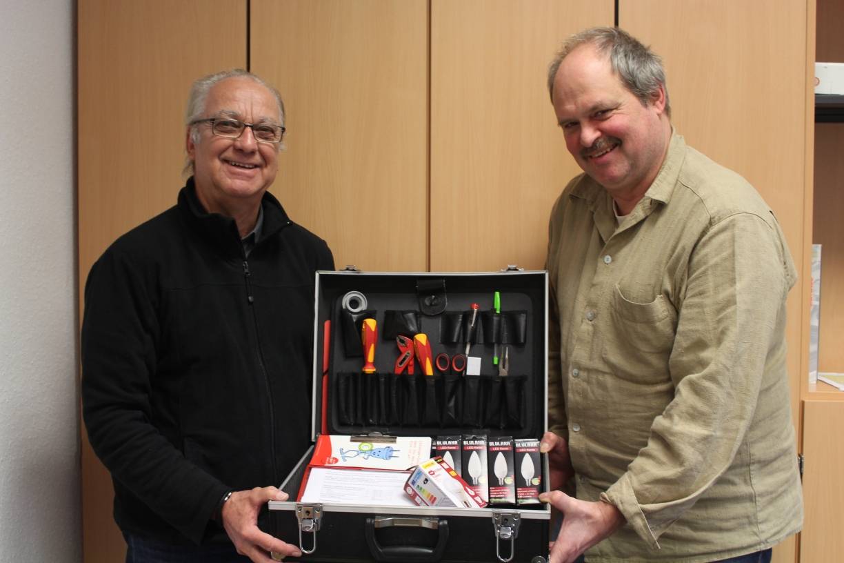 Ein Koffer voller Einsparmöglichkeiten: Udo Warstat (l.) und Claus Hartz packen vor jedem Hausbesuch alle Messgeräte und Sparbirnen zusammen, um für einen umfassenden Energiespar-Check gerüstet zu sein.