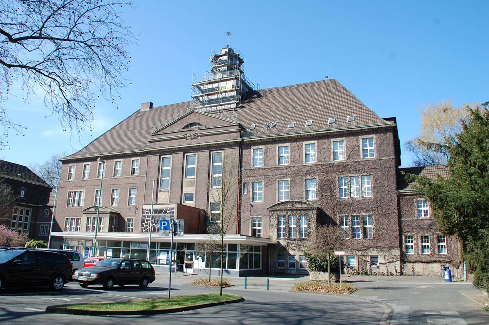 Das Bezirksamt Rheinhausen / Rumeln-Kaldenhausen am Standort Körnerplatz in Rheinhausen. Der Bürgerservice soll nach der "Verwaltungsreform" bestehen bleiben, auch werden die Bezirksvertreter weiterhin hier tagen. Lediglich einige Verwaltungsbeamte werden sich in anderen Büros an einem anderen Standort wiederfinden, wenn es das neue "Amt für bezirkliche Angelegenheiten" im nächsten Jahr geben wird.