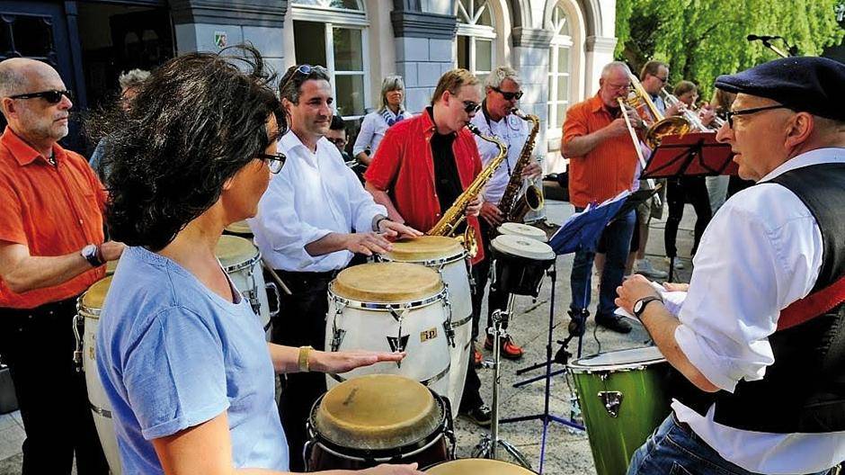 Die Marching-Band wird den Besuchern beim Samba- und Latin-Abend ordentlich...