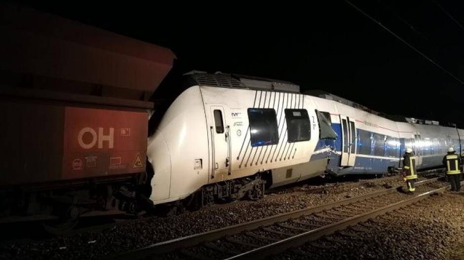  Aus der Entfernung zog sich eine blaue Lichterkette die Bahnstrecke entlang. Hier aus der Sicht von der Umgehungsstraße Osterath auf Höhe des Umspannwerkes. Foto: aru  