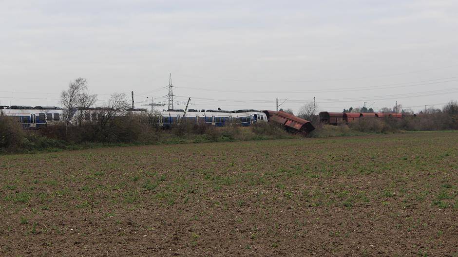 Der stellvertretende Kreisbrandmeister Stefan Meuter (Mitte) bei der Pressekonferenz mit der Stadt Meerbusch im Verwaltungsgebäude am Dr.-Franz-Schütz-Platz.