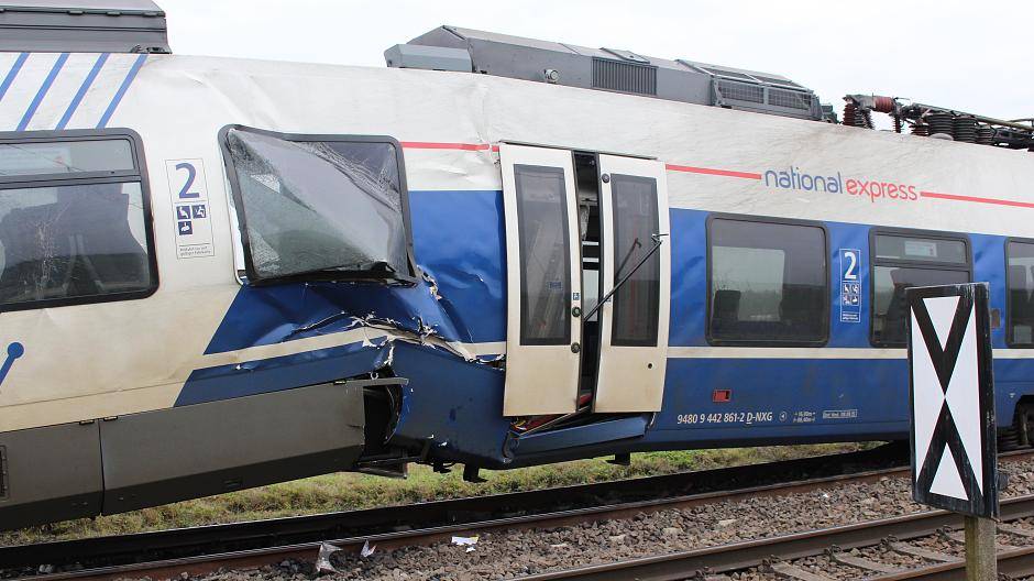  Die Front des RE7. Dank einer Notbremsung konnte noch Schlimmeres verhindert werden. Foto: aru  