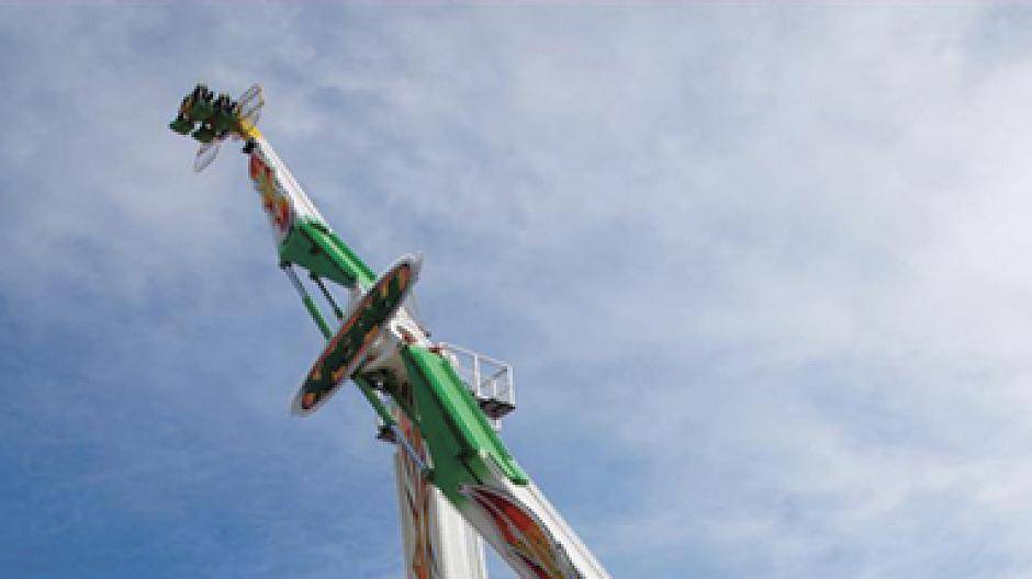 Für Adrenalinjunkies: Der Freak schleudert seine Fahrgäste am Ende des Gelenkarms mit...