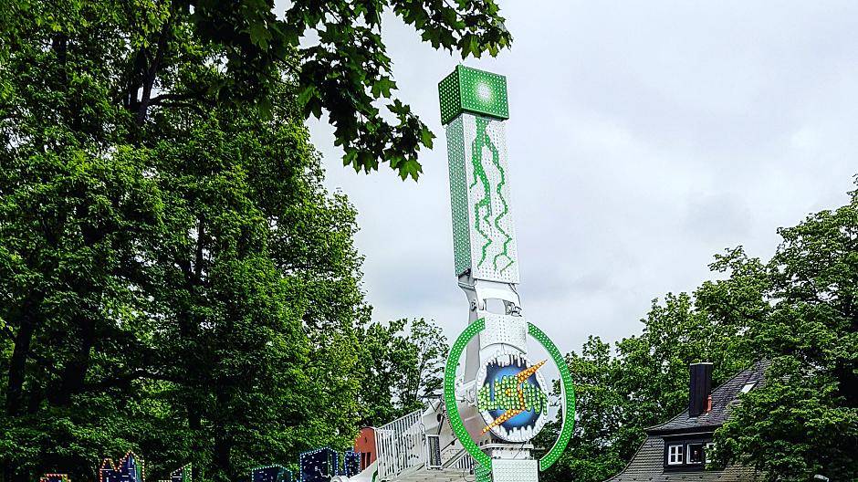 Erstmals in Moers ist der „Black Out“. Hier wirbeln die Fahrgäste in...