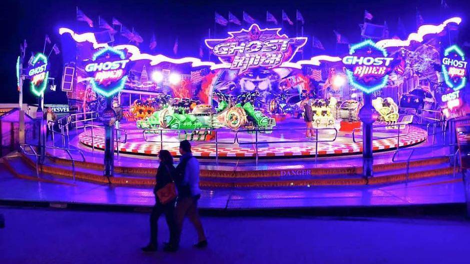 Rasant ist auch die Fahrt im „Ghost Rider“. Auf seiner Schrägplattform mit vier...