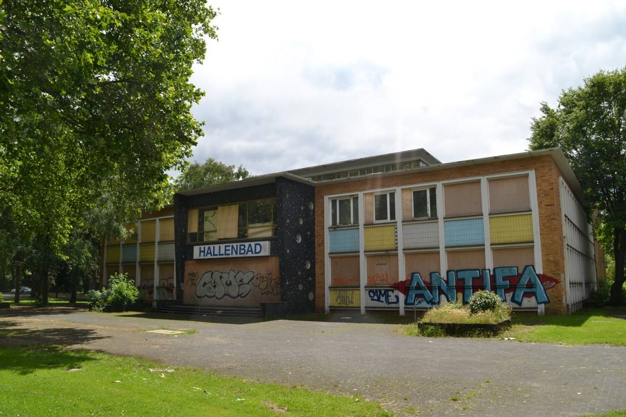  Noch in diesem Jahr wird das alte Hallenbad an der Schwarzenberger Straße abgerissen. Mit dem Neubau des Gesundheitszentrum wir im kommenden Jahr begonnen. Die Fertigstellung ist im dritten Quartal 2018 geplant. 